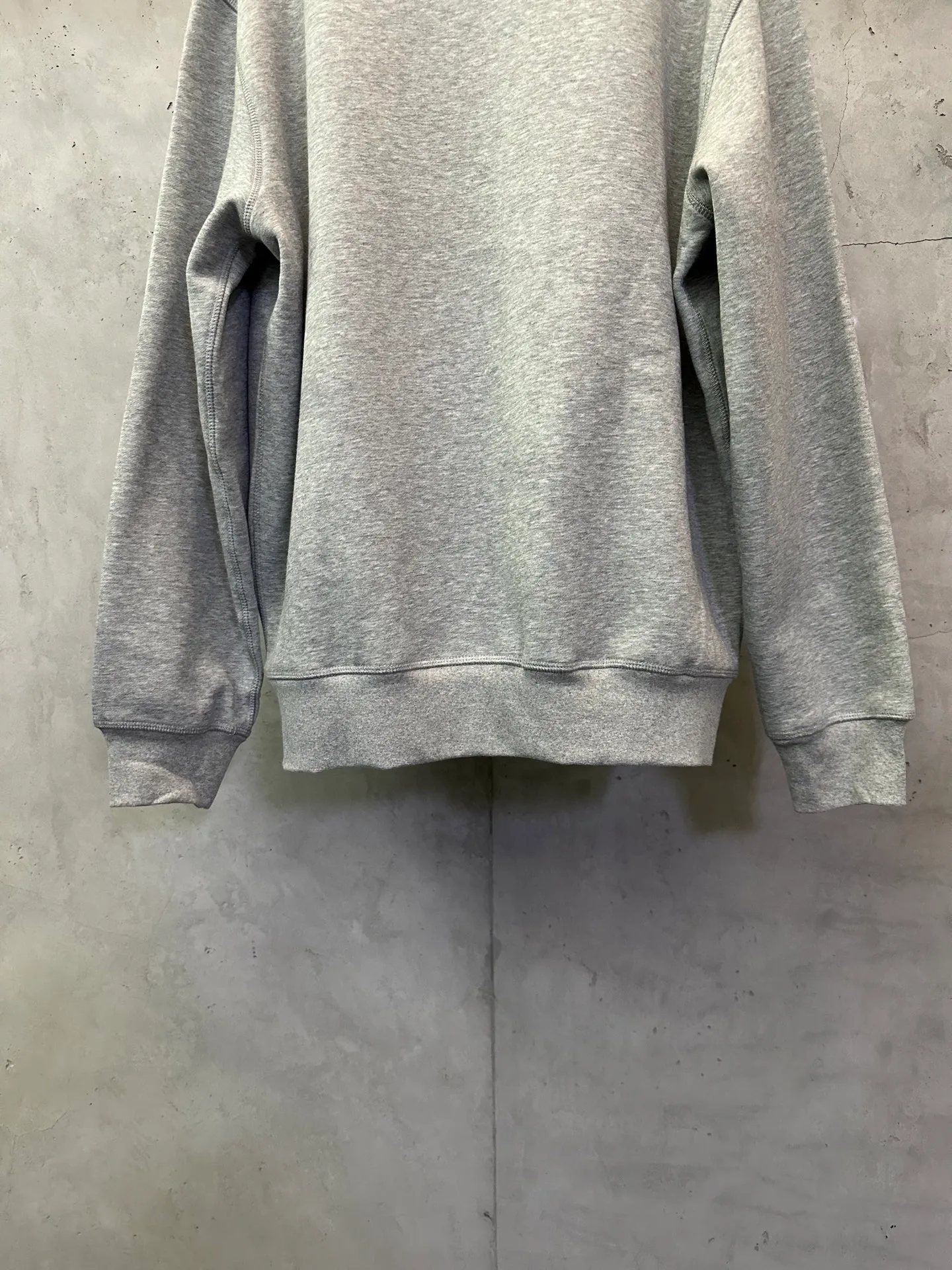 P330 Ralph Lauren logo embroidered sweatshirt. Customized cloud-like honey cotton fleece sweatshirt material. It feels delicate and comfortable against the skin. It is mainly made of deep black and is decorated with exquisite white pony logo. It is highly recognizable. Customized hardware. Thread. Accessories. Matching. Same style for men and women. -Color: Black White Blue Gray -Size: S M L XL